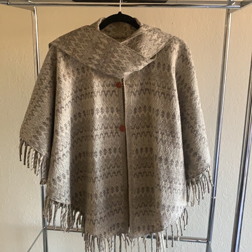 Versatile Woven Zig Zagged Pattern Wool Cape Wood… - image 1